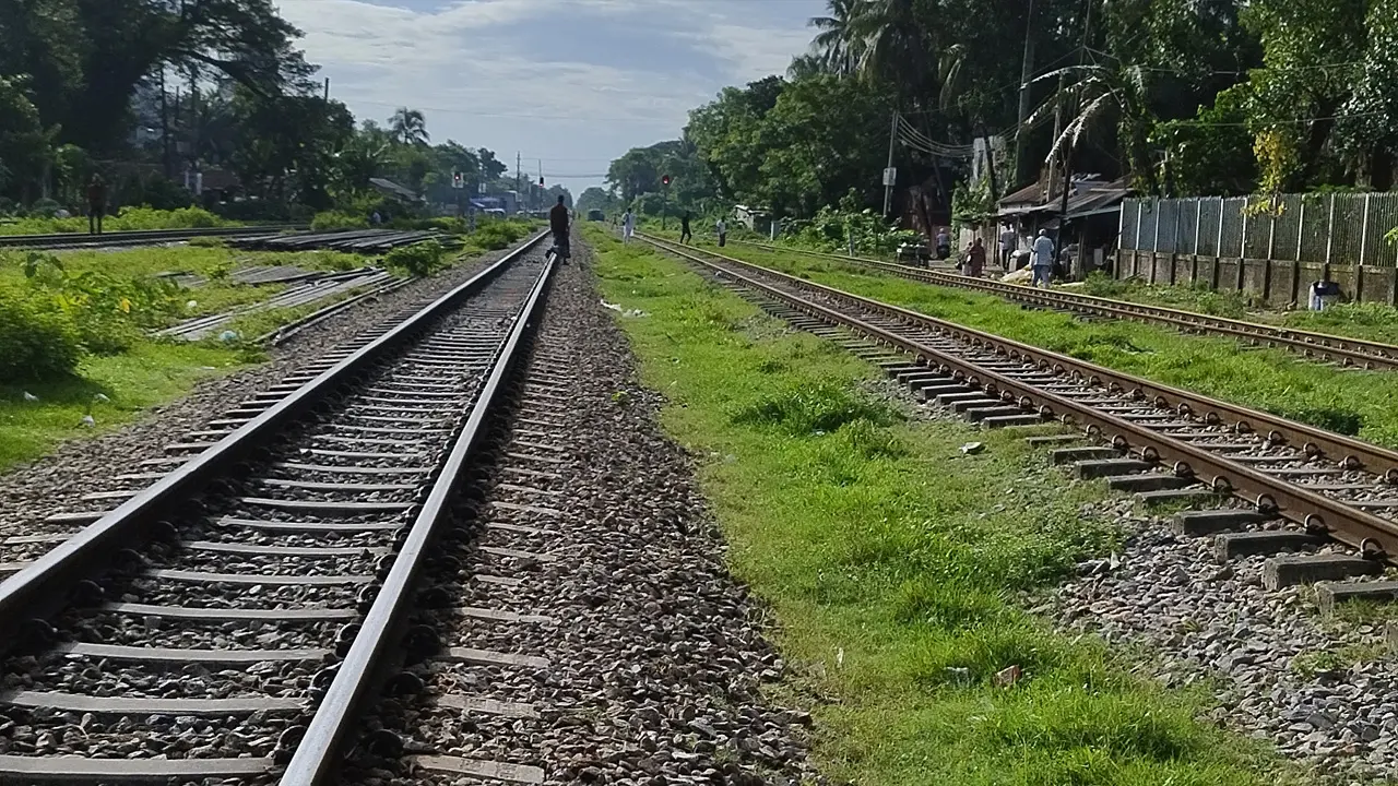 চট্টগ্রামে ট্রেনে কাটা পড়ে ও ধাক্কায় দুজন নিহত
