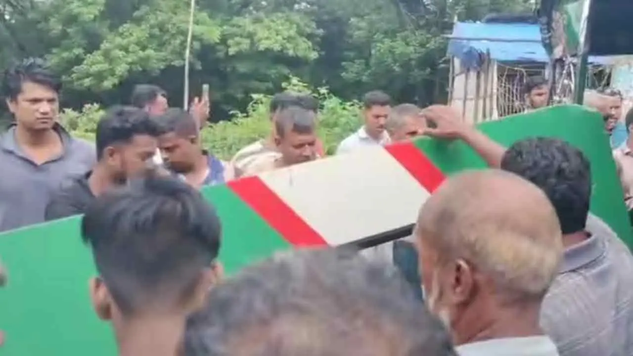 টেম্পোর সঙ্গে ঘর্ষণে পর্যটক এক্সপ্রেসের ৬ দরজা ক্ষতিগ্রস্ত, আহত ২