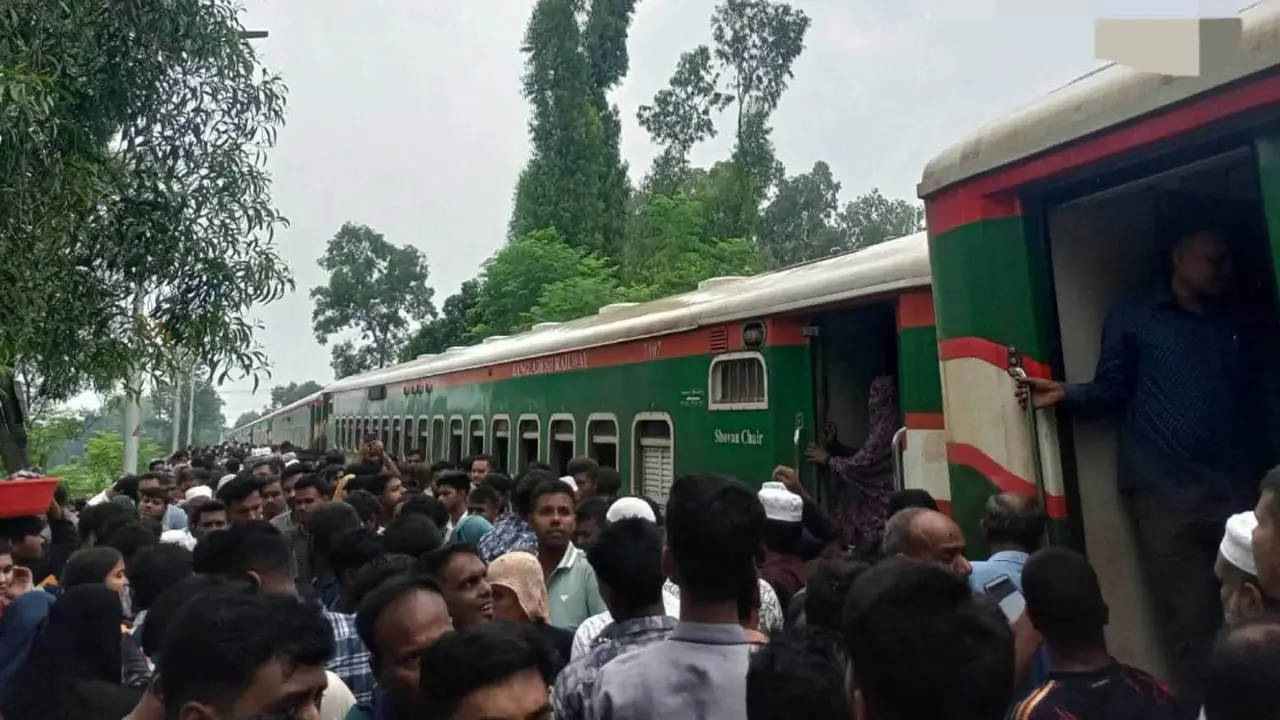 সিল্কসিটি এক্সপ্রেস লাইনচ্যুত, ঢাকার সঙ্গে উত্তরাঞ্চলের রেল যোগাযোগ বন্ধ
