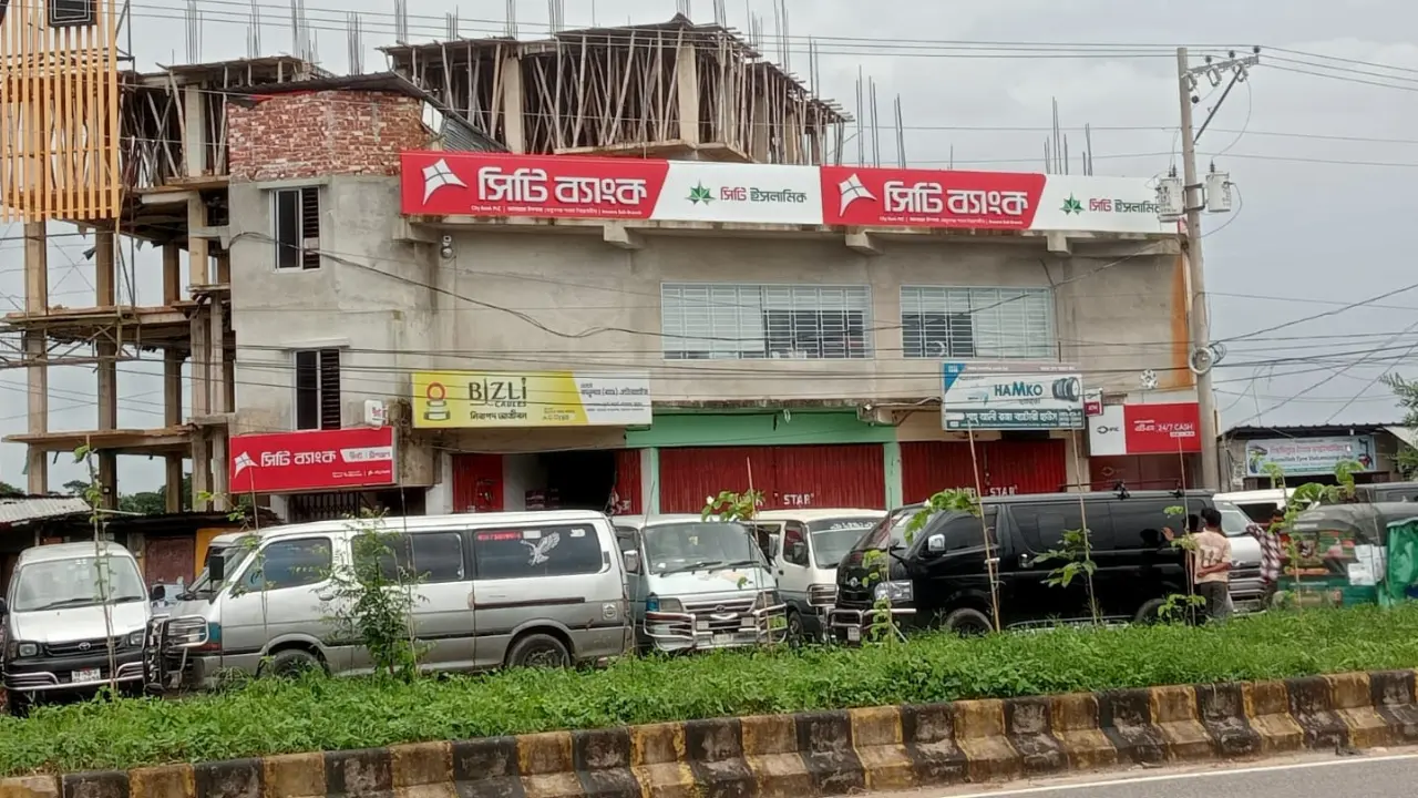 আনোয়ারায় টানেল গোলচত্বরে অবৈধ হাইস-মাইক্রো পার্কিং, দুর্ঘটনার শঙ্কা