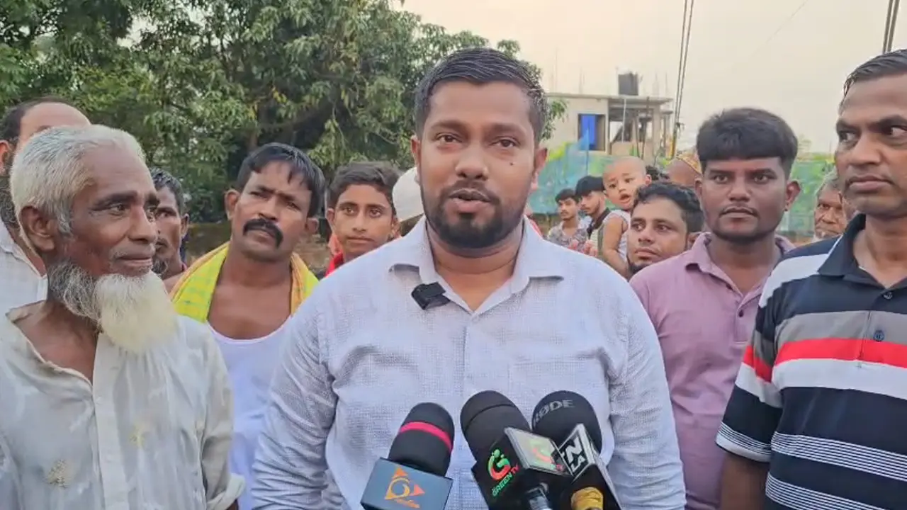 মই বেয়ে বাড়িতে চলাচলকারী সেই বৃদ্ধের পরিবার পাচ্ছে রাস্তা