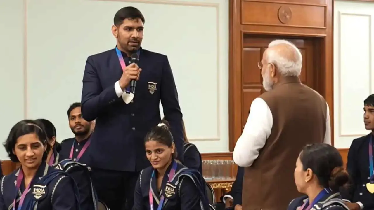 ‘নরেন্দ্র নামটার প্রতি আমার ঘৃণা জন্মে গেছে’, মোদির সামনে স্মৃতিচারণ