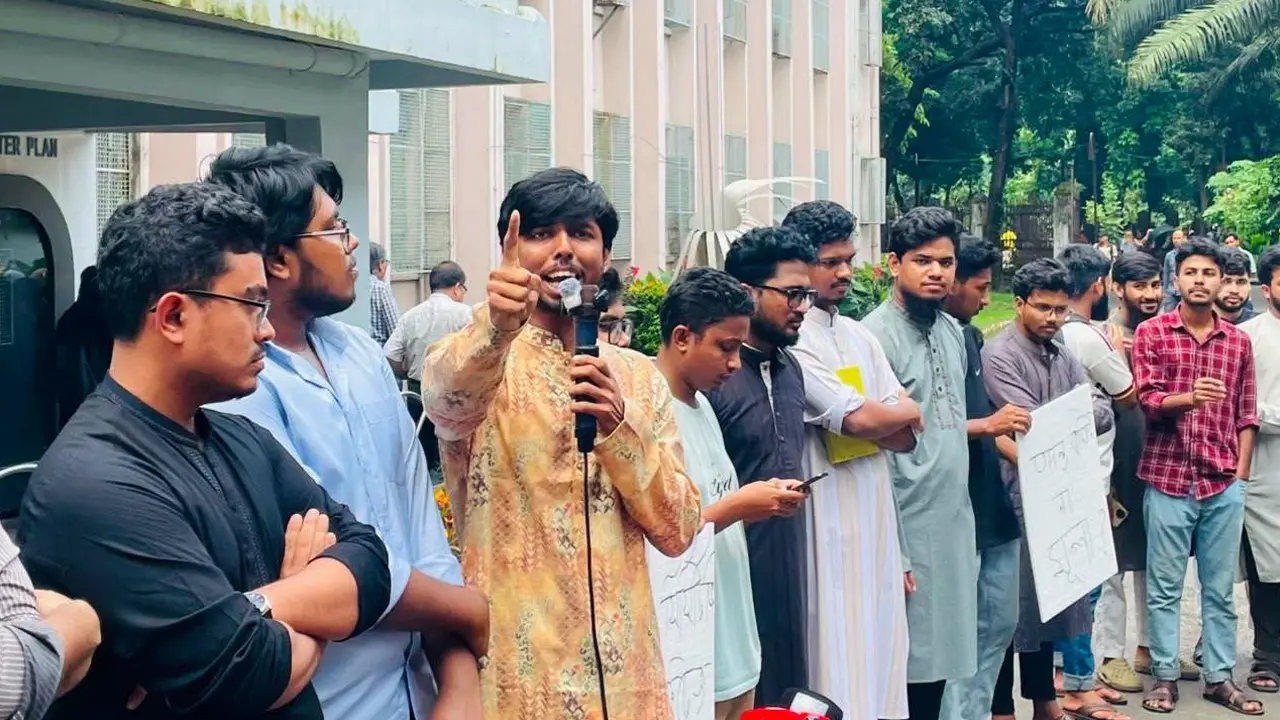পদার্থের শিক্ষক হলেও ভিসি পদার্থ বোঝেন না : মোসাদ্দেক