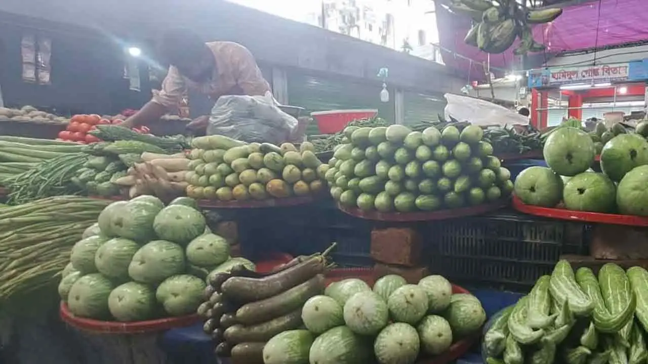 ছুটির দিনেও সবজিতে অস্বস্তি