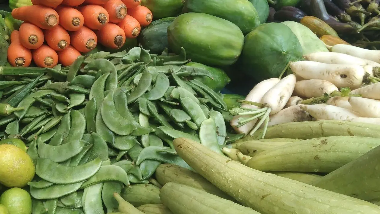 বেগুন ও শিমের চড়া দাম, বাকিগুলো ৬০ থেকে ৮০ টাকা