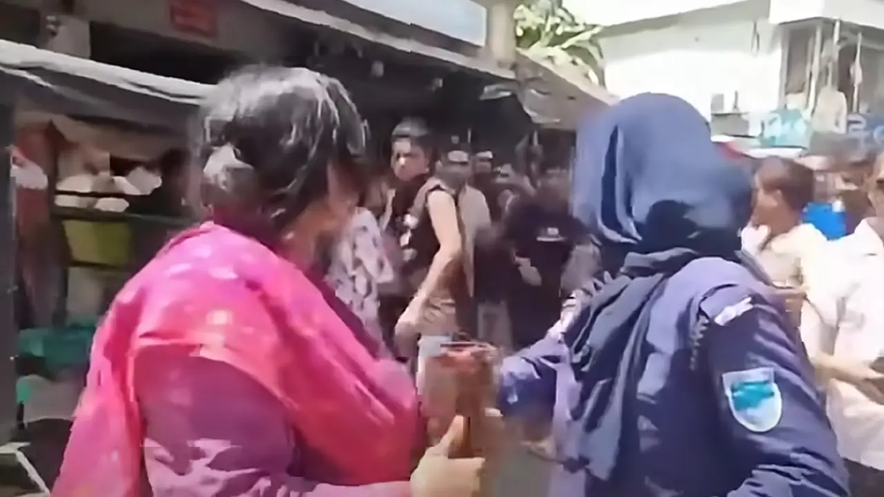 পুলিশের সামনে নারীকে মারধরের ভিডিও ভাইরাল, যা জানা গেল
