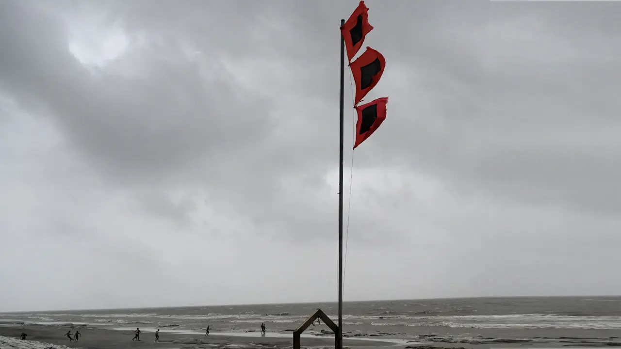 ৬ অঞ্চলে ঝোড়ো হাওয়া-বৃষ্টির আভাস, নদী বন্দরে সতর্কতা