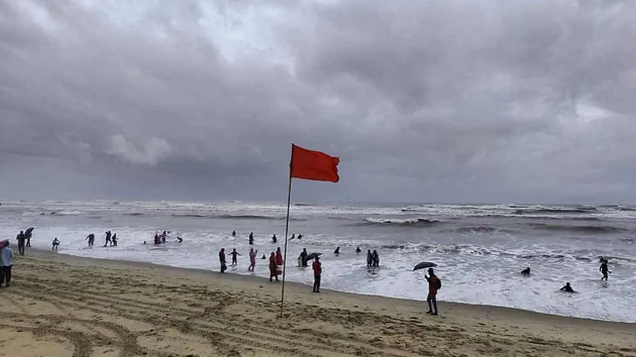 উপকূলে ঝোড়ো হাওয়ার শঙ্কা, চার সমুদ্রবন্দরে ৩ নম্বর সতর্কসংকেত