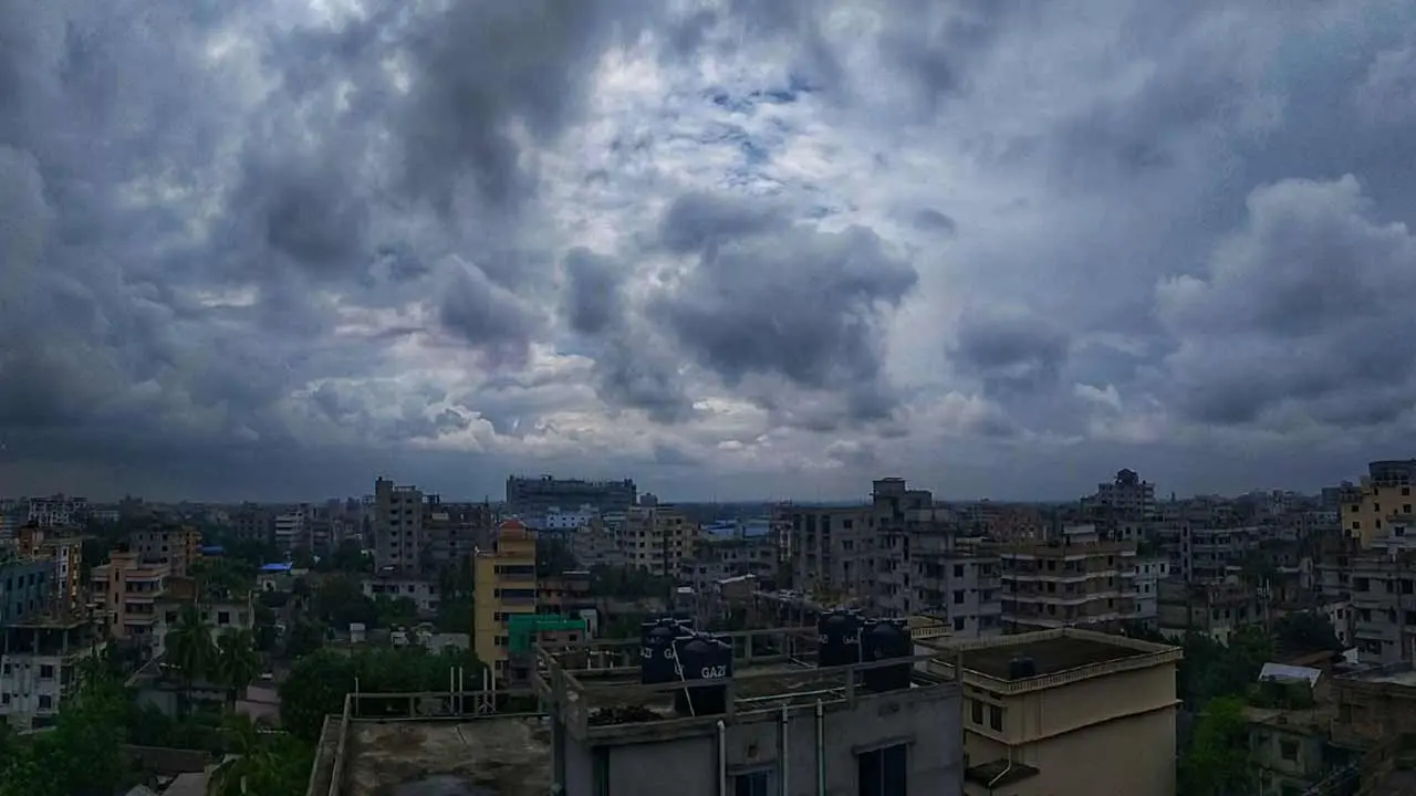 দেশের বিভিন্ন অঞ্চলে বজ্রবৃষ্টির আভাস, ঢাকার আকাশও মেঘলা