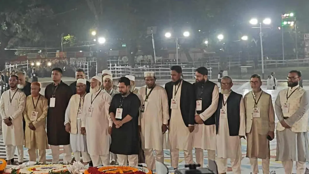 প্রথমবার শহীদ মিনারে ফুল দিল জামায়াত, শহীদ বেদিতে দাঁড়িয়ে দোয়া