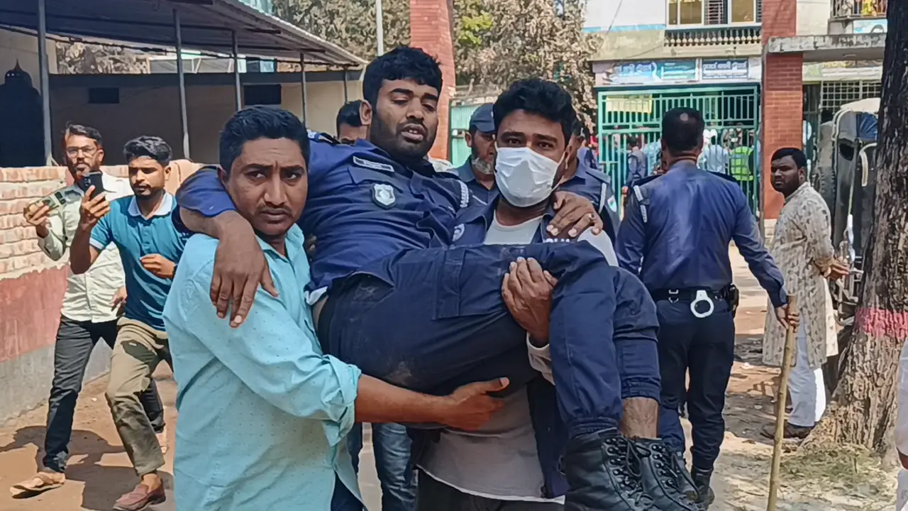 ঝিনাইদহে বিএনপির দুই গ্রুপের সংঘর্ষ, দুই পুলিশ সদস্যসহ আহত ১০
