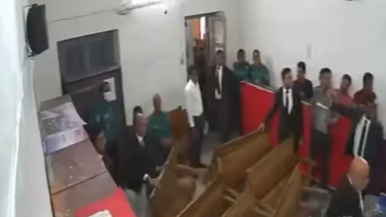 বরিশালে এজলাস চলাকালীন আদালতে আইনজীবীদের হট্টগোল