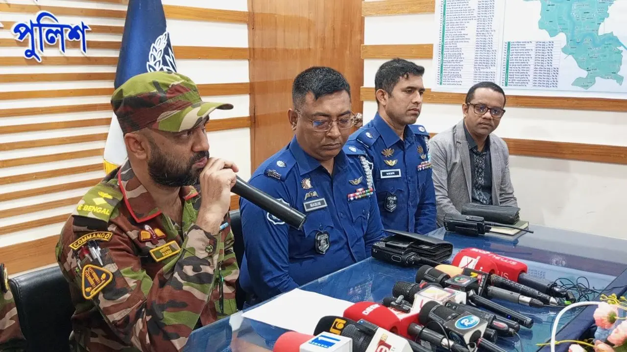 মানিকগঞ্জে যৌথবাহিনীর অভিযানে আগ্নেয়াস্ত্র, বোমা ও ককটেল উদ্ধার