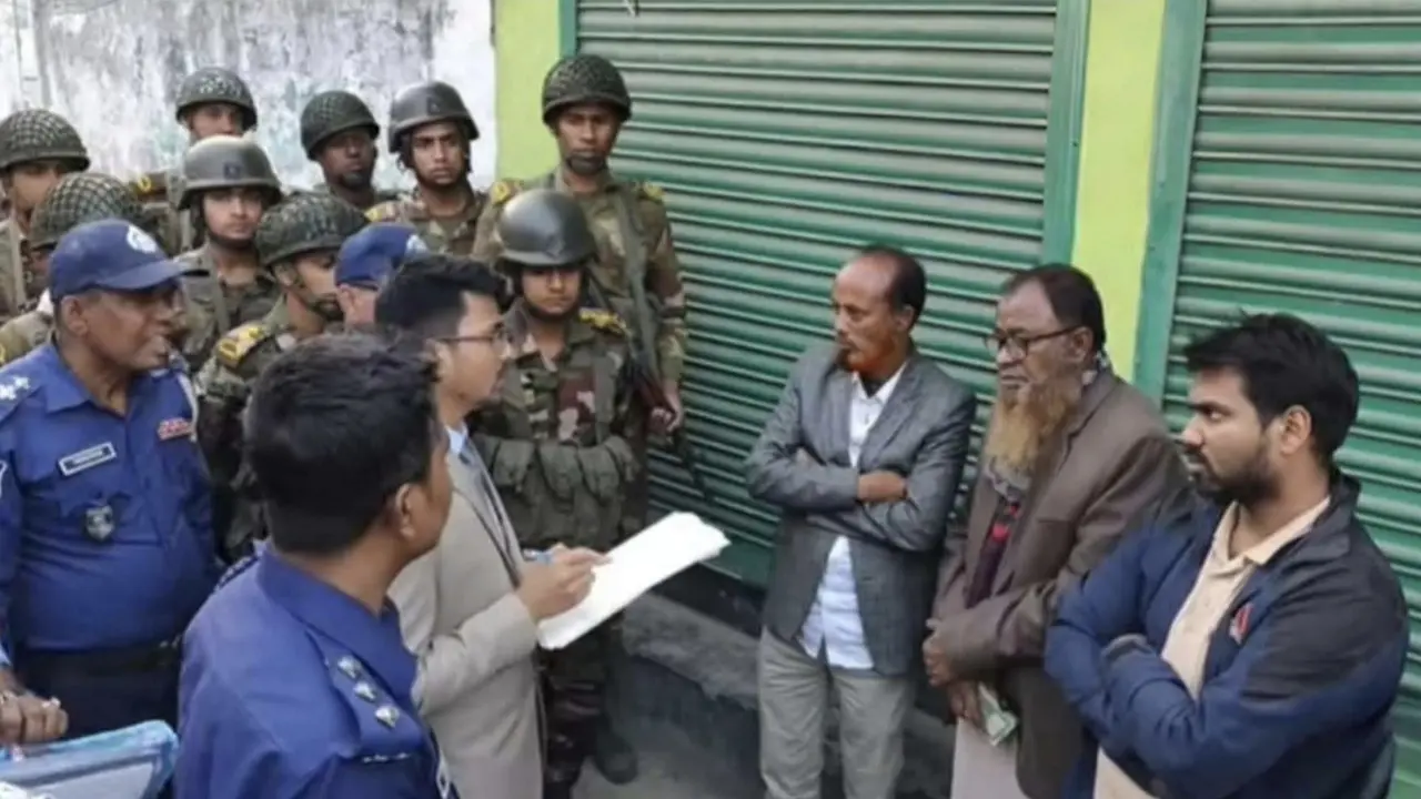 স্বতন্ত্র প্রার্থীর পক্ষে টাকা বিতরণকালে আটক ৩