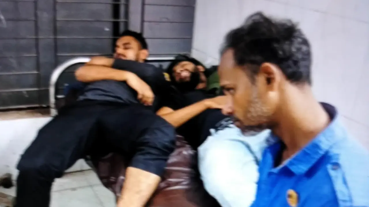 ঢাকা-১২ আসনে নির্বাচনী প্রচারণায় সংঘর্ষ, কোদাল মার্কার ৩ কর্মী আহত