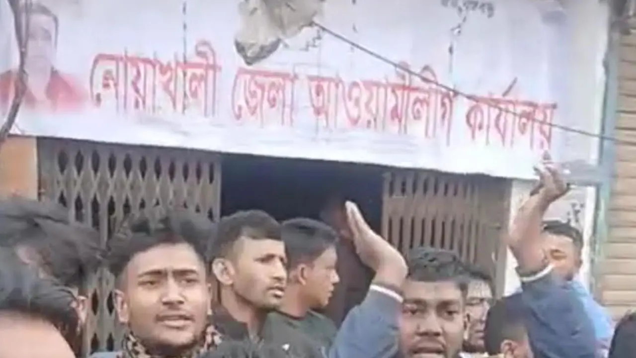 নোয়াখালীতে তালা ভেঙে আ.লীগ কার্যালয়ে ব্যানার টানালেন নেতাকর্মীরা