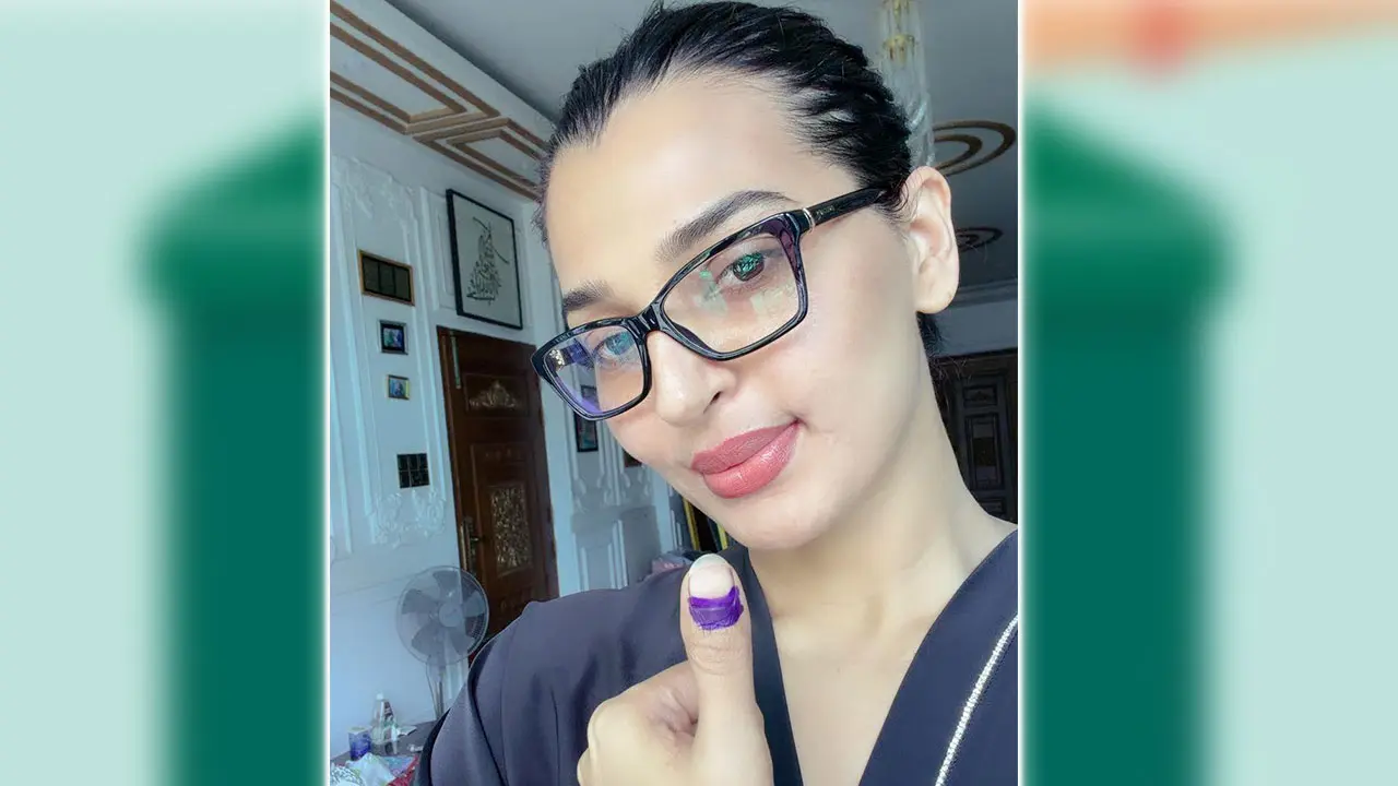 ভোট দিলেন নায়িকা বর্ষা