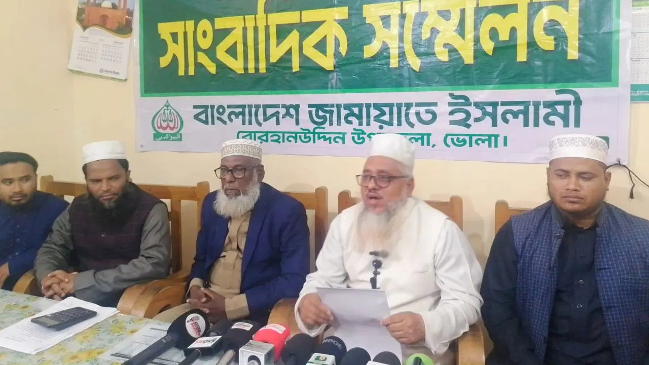 জামায়াত নেতার বাড়ির সামনে এক বস্তা দেশীয় অস্ত্র রাখলো কারা?