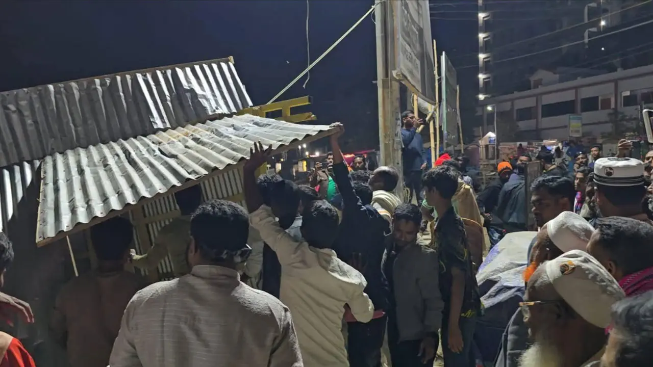 বহিষ্কৃত নেতার সরকারি জমি দখল, গুঁড়িয়ে দিলেন বিএনপির নেতাকর্মীরা