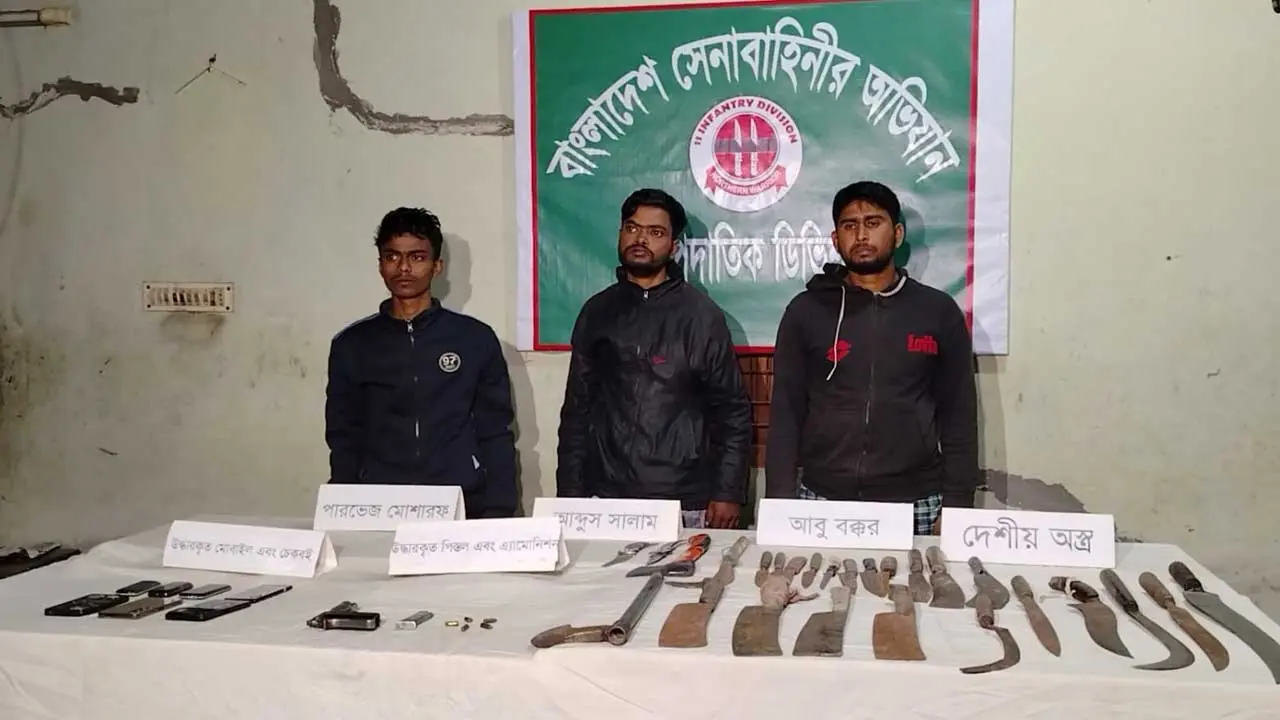বগুড়ায় পিস্তল ও দেশীয় অস্ত্রসহ গ্রেপ্তার ৩