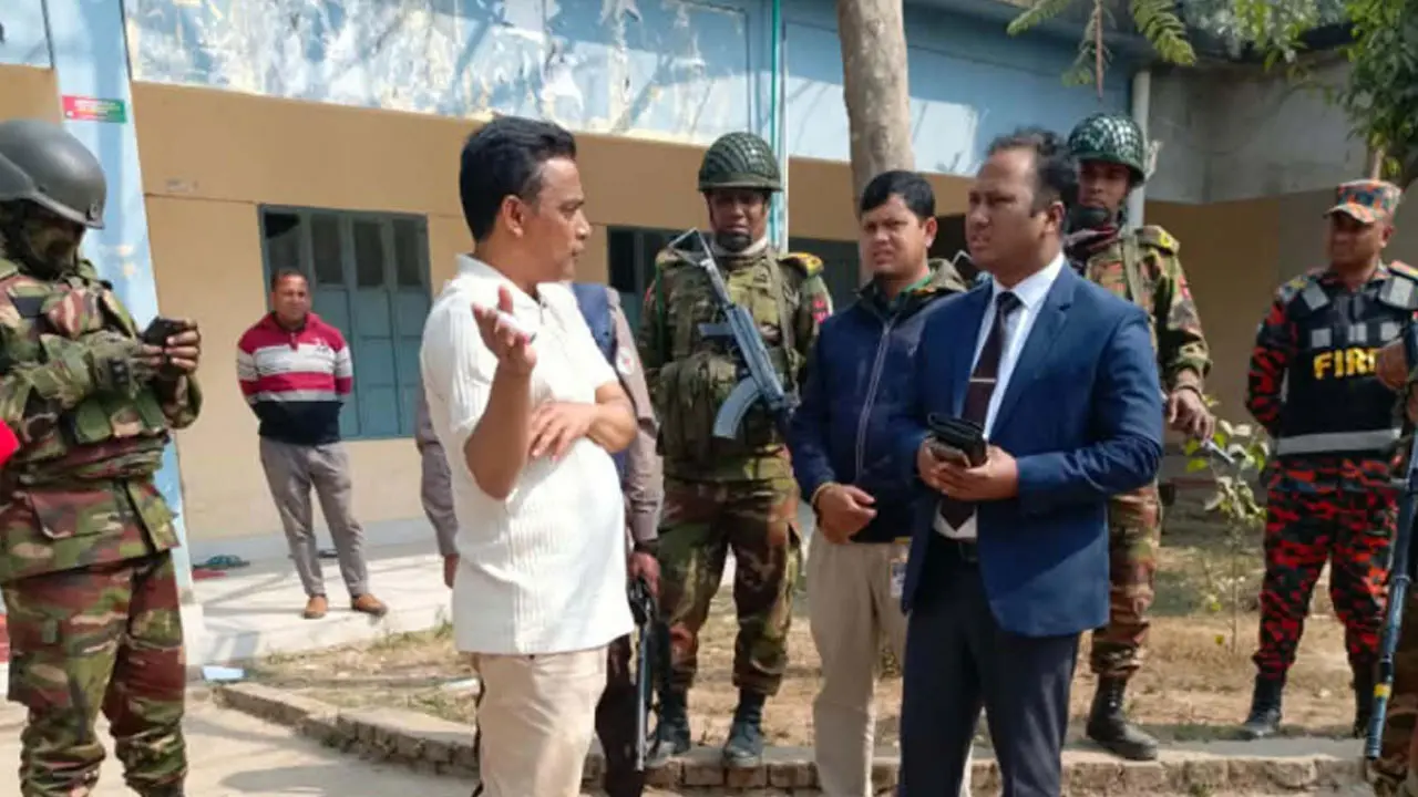 বগুড়ায় অবৈধভাবে কেন্দ্রে প্রবেশ, বিএনপি নেতাকে জরিমানা