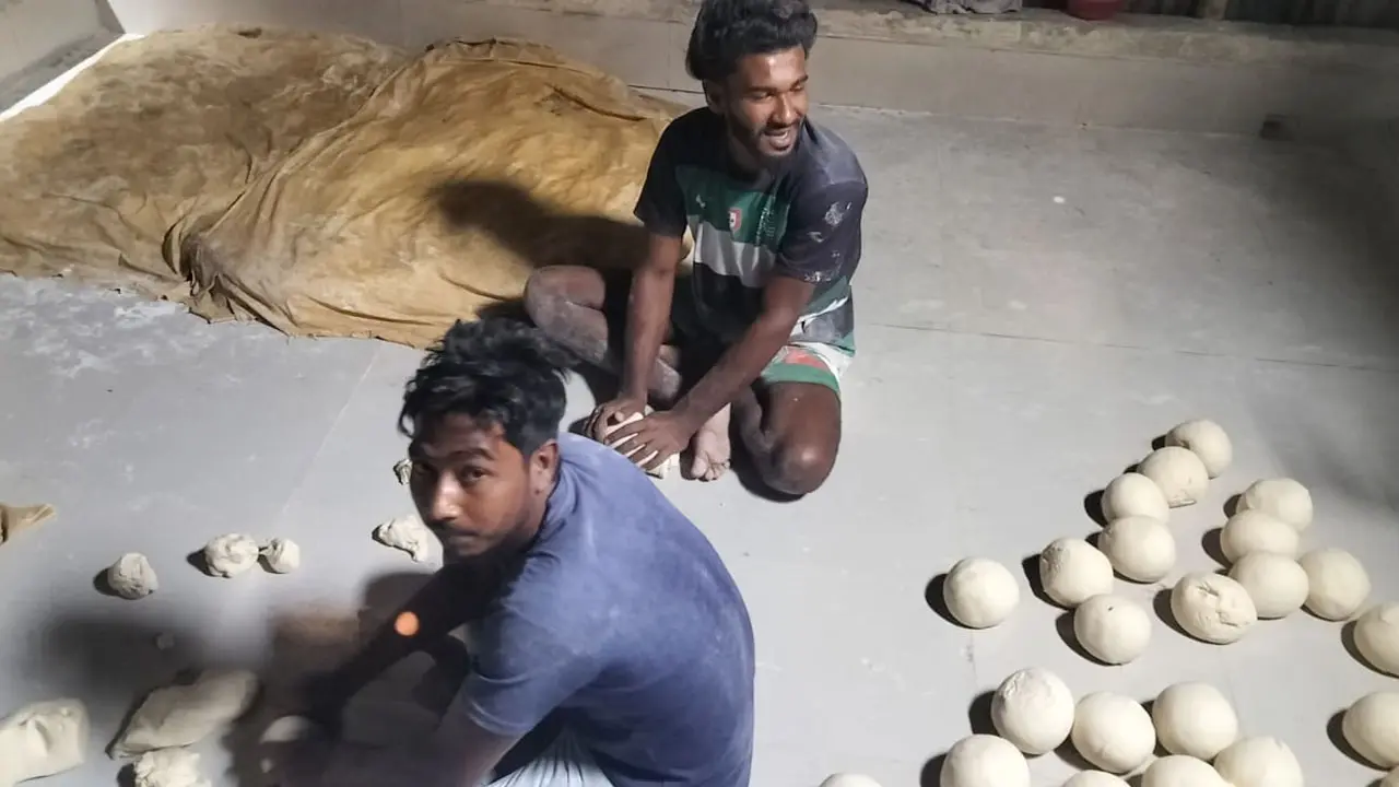 পা দিয়ে মাড়িয়ে প্রস্তুত করা হচ্ছিল সেমাইয়ের খামির, ৩ লাখ টাকা জরিমানা