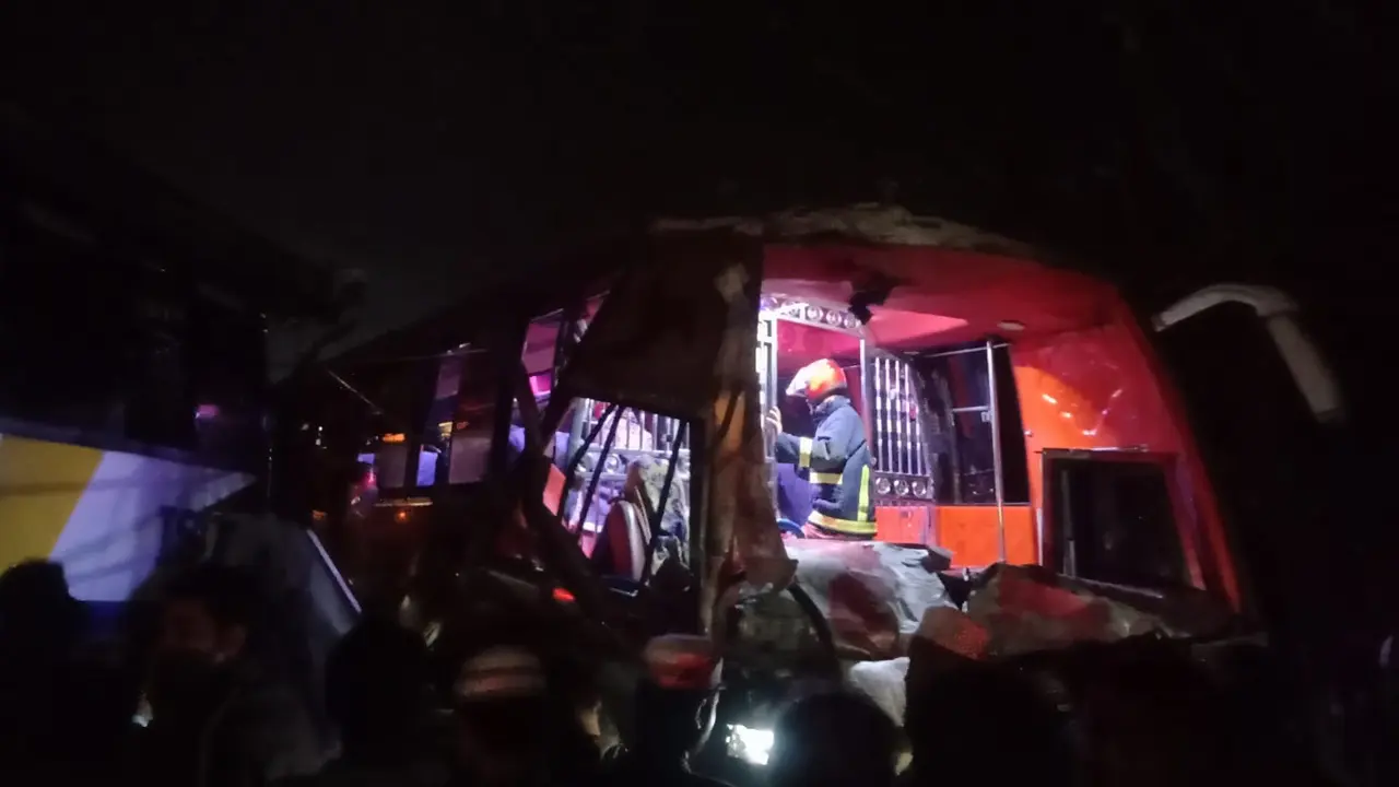 বরিশালে দুই বাসের মুখোমুখি সংঘর্ষে চালক নিহত, আহত ২০