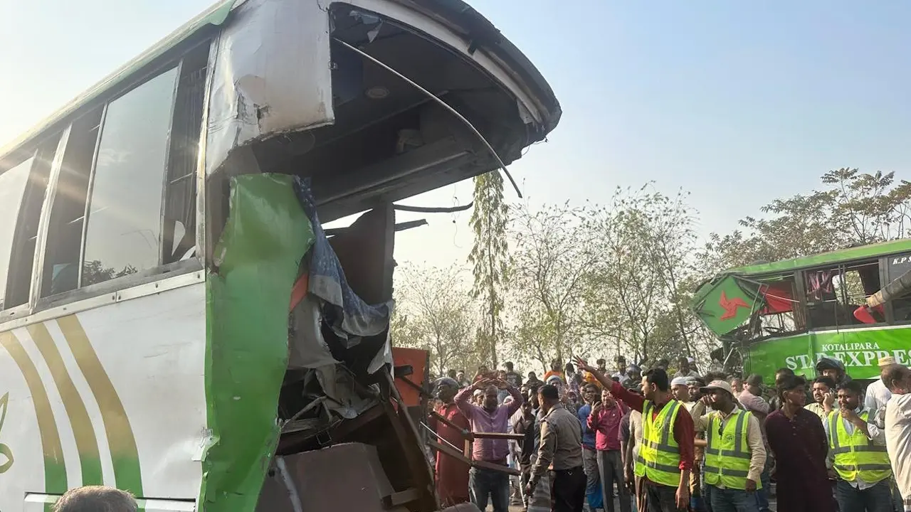 যাত্রী নামানোর সময় পেছন থেকে আরেক বাসের ধাক্কা, নিহত ২