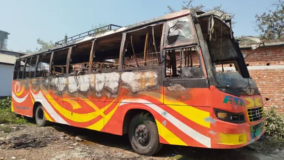 যশোরে পার্কিং করা দুটি বাসে আগুন