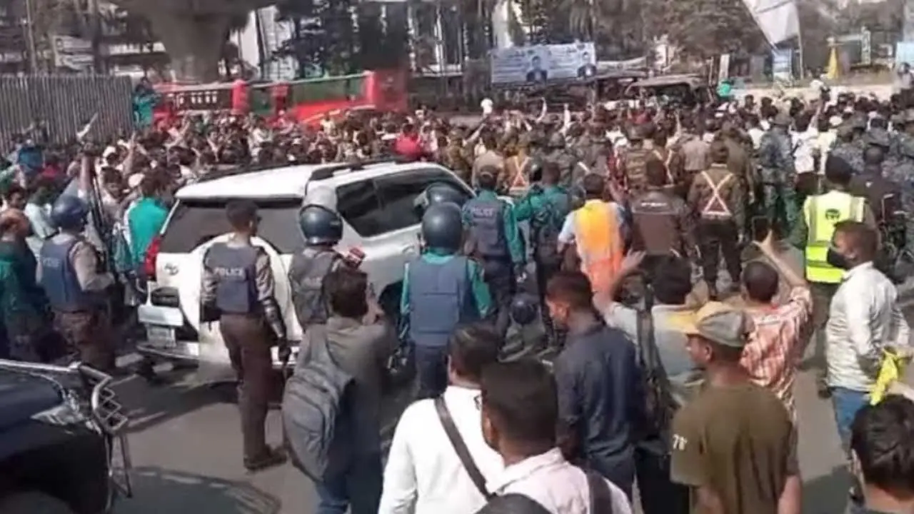 চট্টগ্রাম বন্দর : শ্রমিক-কর্মচারীদের তোপের মুখে নৌ উপদেষ্টা