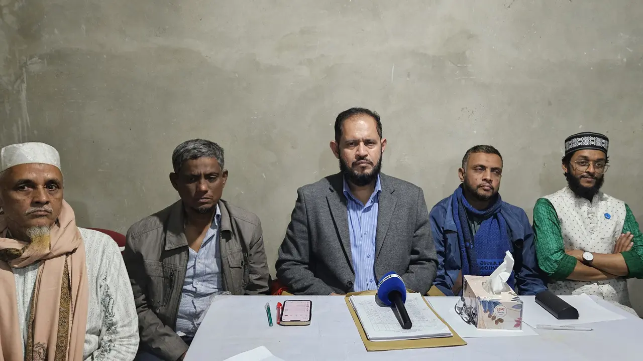 পটিয়ায় টিসিবি কার্ড দিয়ে ভোটারদের প্রভাবিত করার অভিযোগ