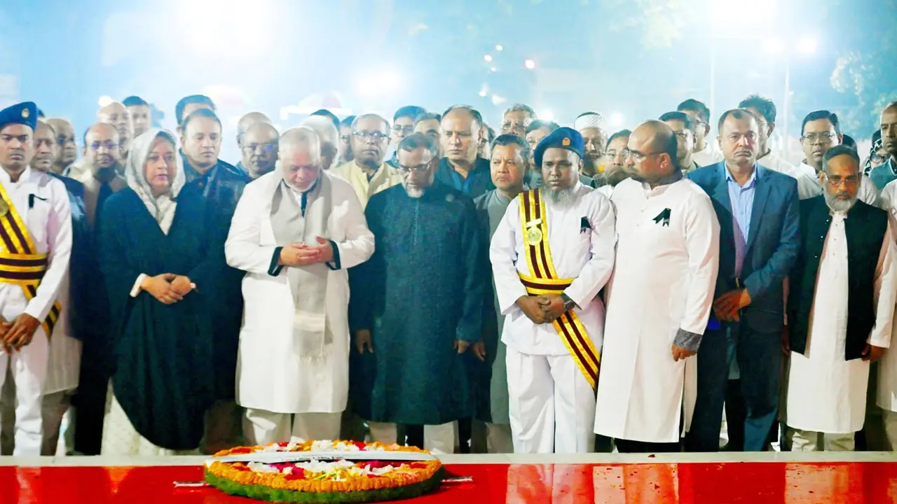 ভাষা শহীদদের প্রতি প্রধান বিচারপতির শ্রদ্ধা নিবেদন