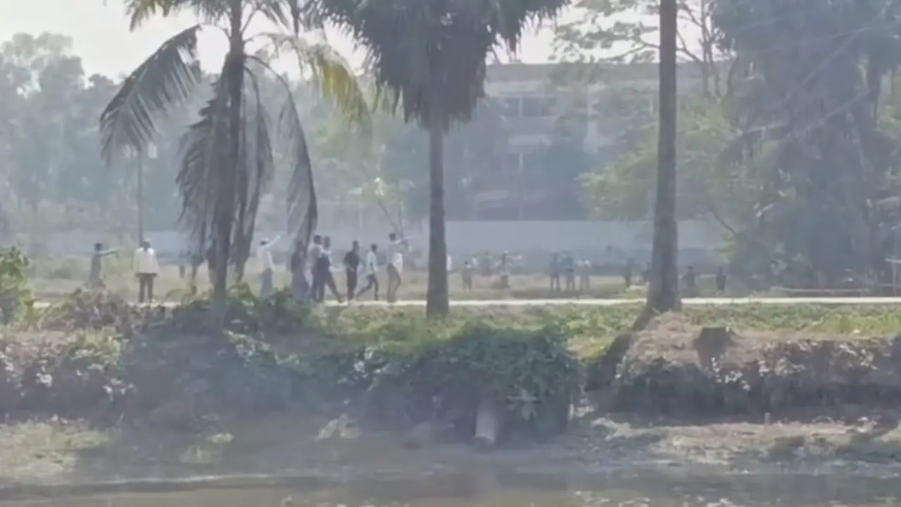 চৌদ্দগ্রামে ভোটকেন্দ্রের সামনে ৭টি ককটেল বিস্ফোরণ