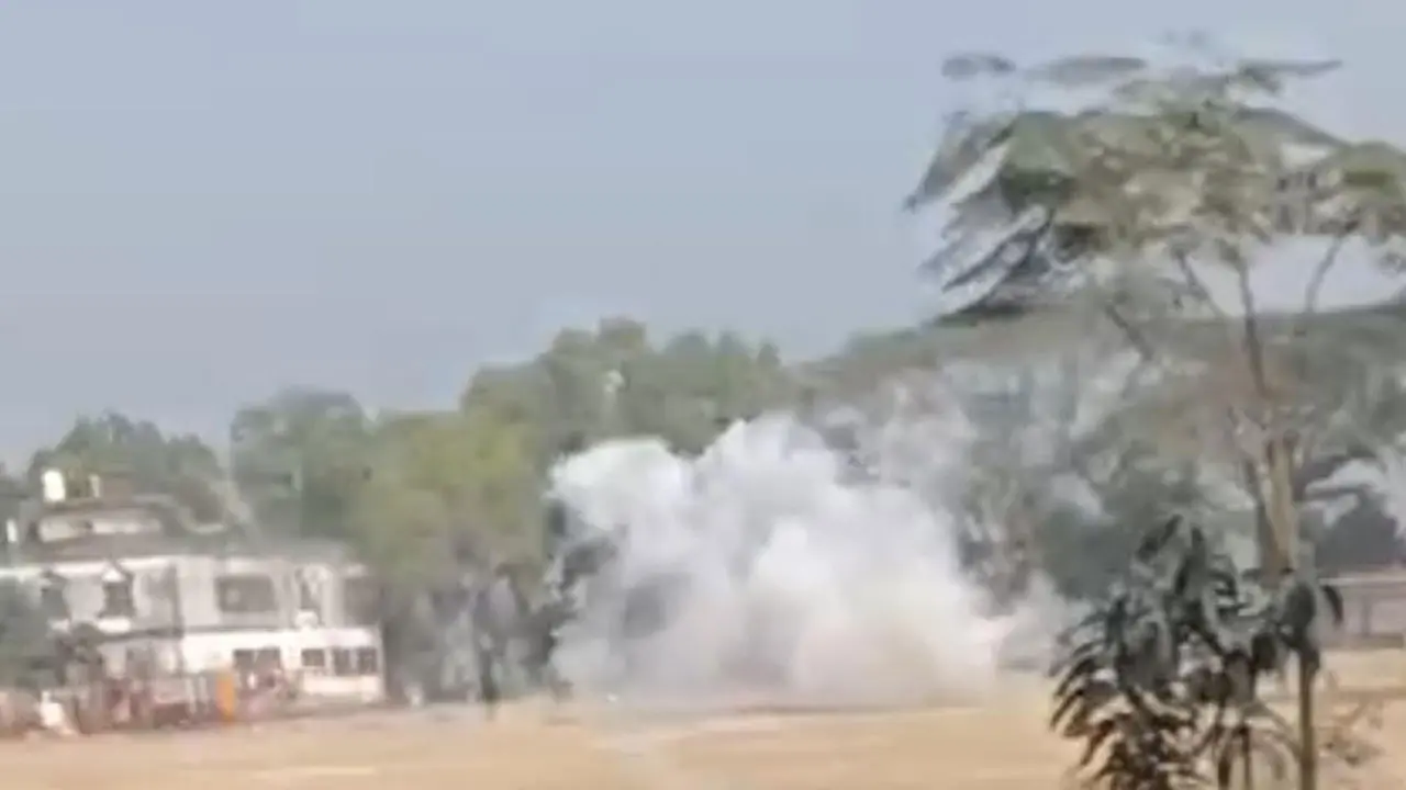ককটেল হামলা : আলুর ক্ষেত থেকে ধাওয়া করে ৫ জনকে ধরল সেনারা