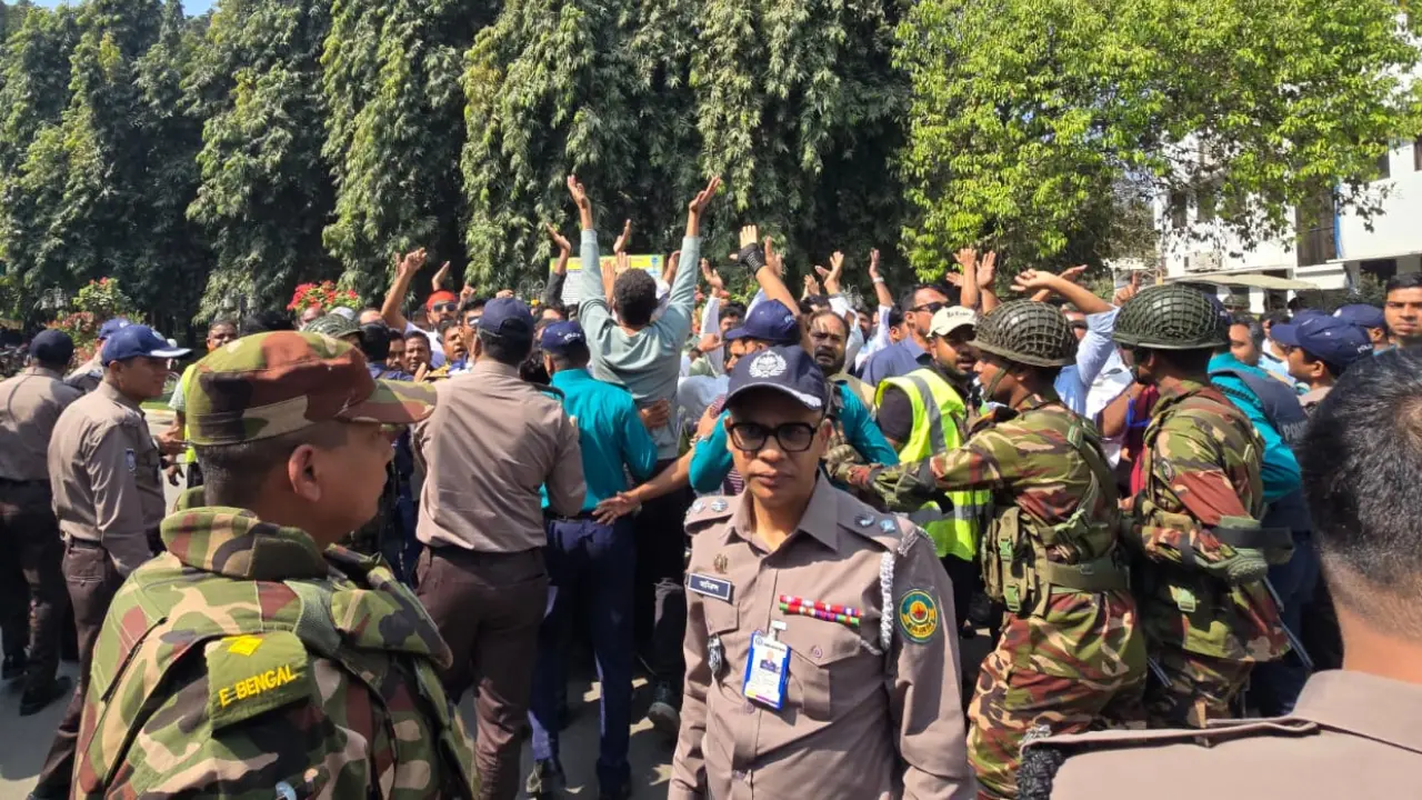 অচল বন্দর : উপদেষ্টার সঙ্গে বৈঠকে বসলেন শ্রমিকরা