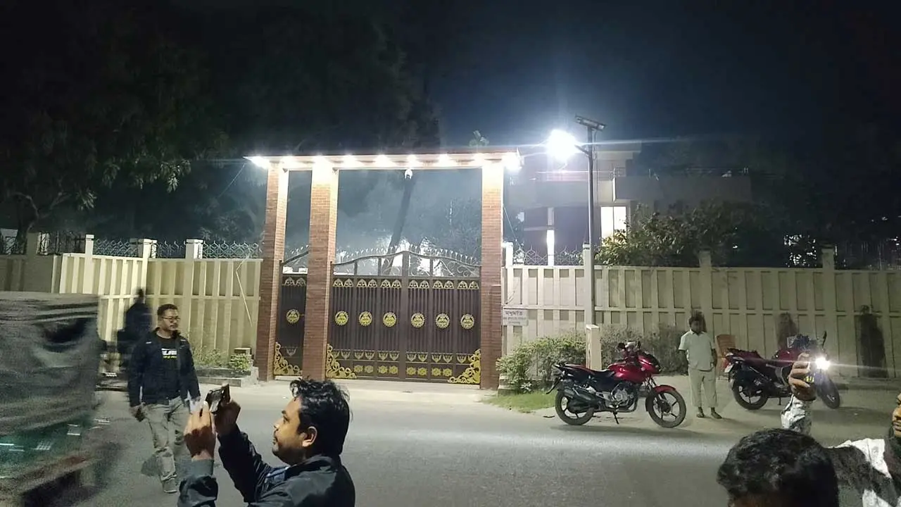 গোপালগঞ্জে ডিসির বাসভবনের সামনে ককটেল বিস্ফোরণ