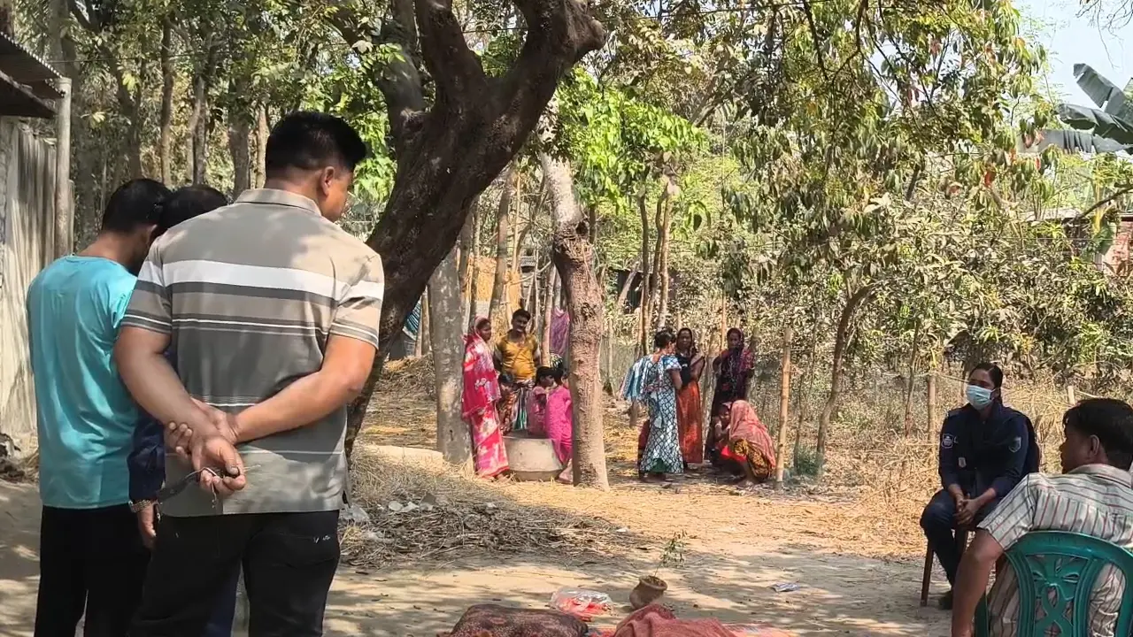 নওগাঁয় গৃহবধূকে পিটিয়ে হত্যার অভিযোগ