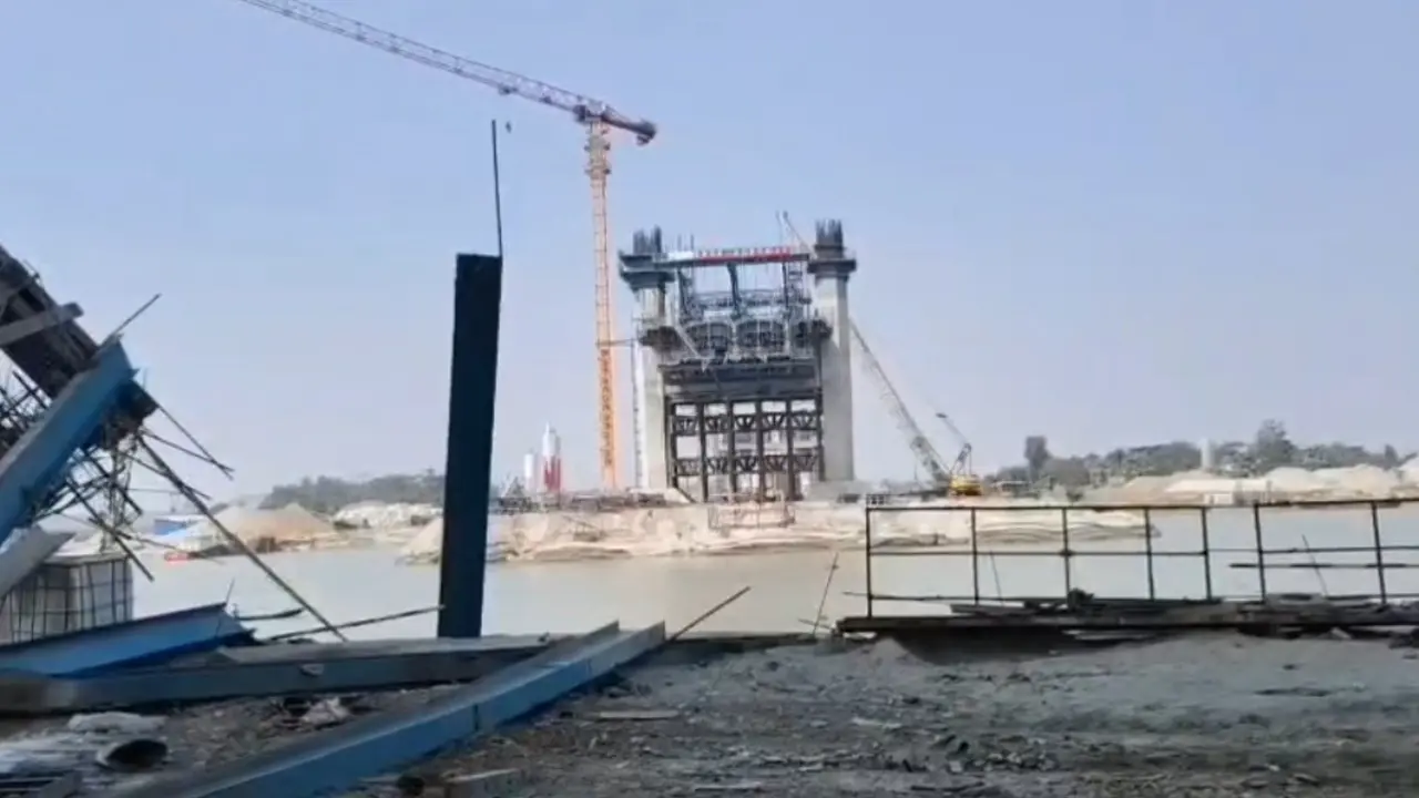 কলাপাড়ায় সেতুর সাটার ভেঙে নদীতে পড়ে নিহত ১