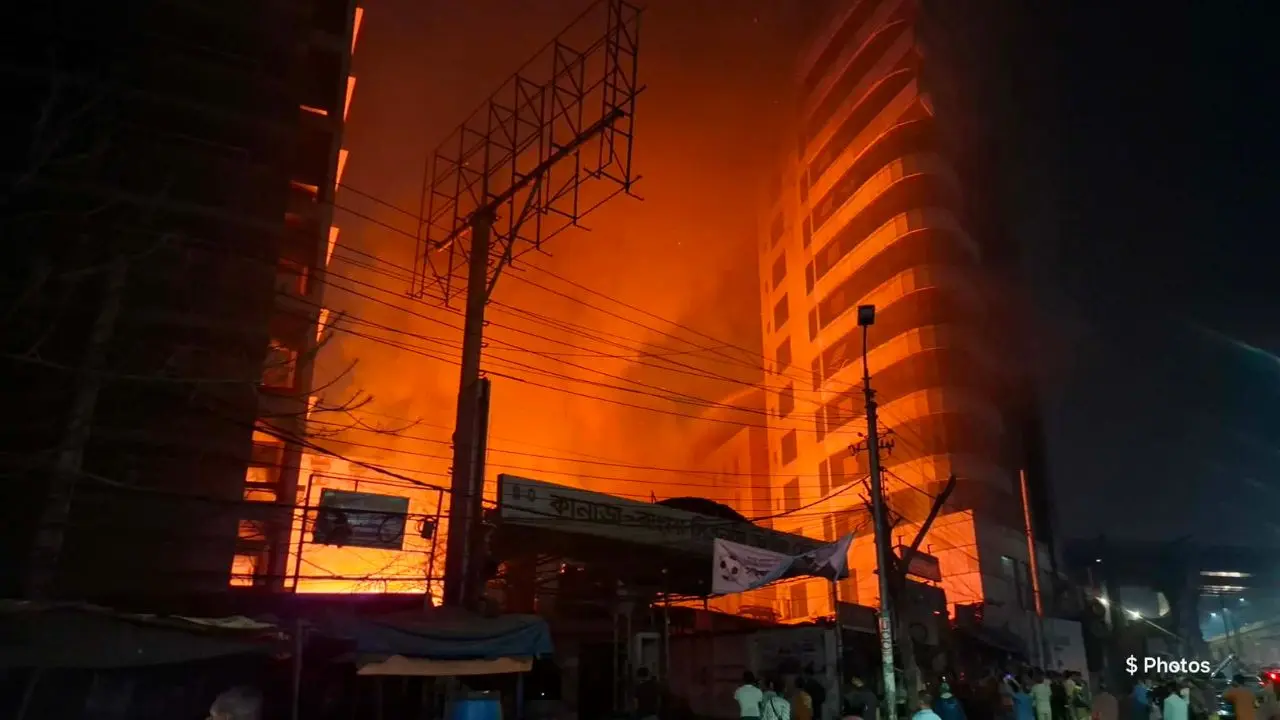 কারওয়ান বাজারে আগুন, নিয়ন্ত্রণে ফায়ার সার্ভিসের ১০ ইউনিট