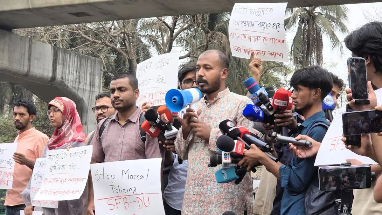 সোহরাওয়ার্দী উদ্যানে হামলার প্রতিবাদে ঢাবিতে ছাত্র ফেডারেশনের মানববন্ধন