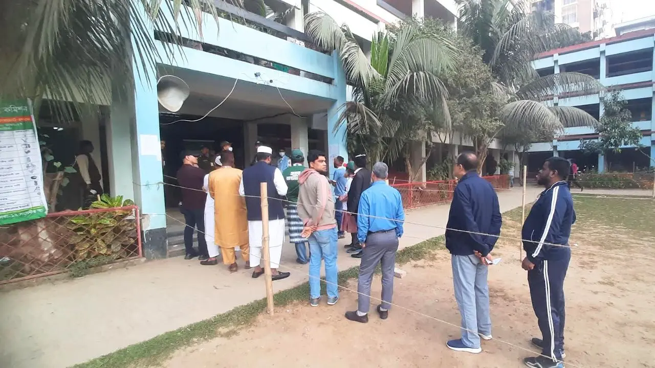 ভোটকেন্দ্রে উৎসবমুখর পরিবেশ, সকাল থেকেই লাইনে ভোটাররা