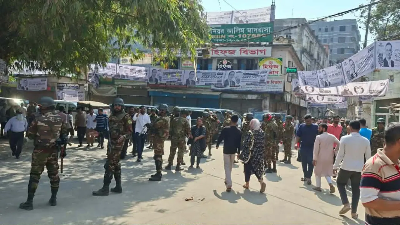 ঢাকা-১৭ আসনে এক কেন্দ্রে উত্তেজনা, নিয়ন্ত্রণে সেনাবাহিনী