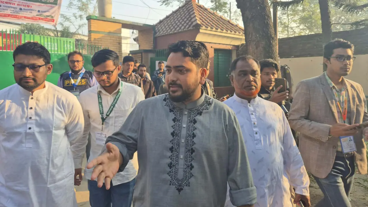 ভোট দিতে কেন্দ্রে নাহিদ ইসলাম