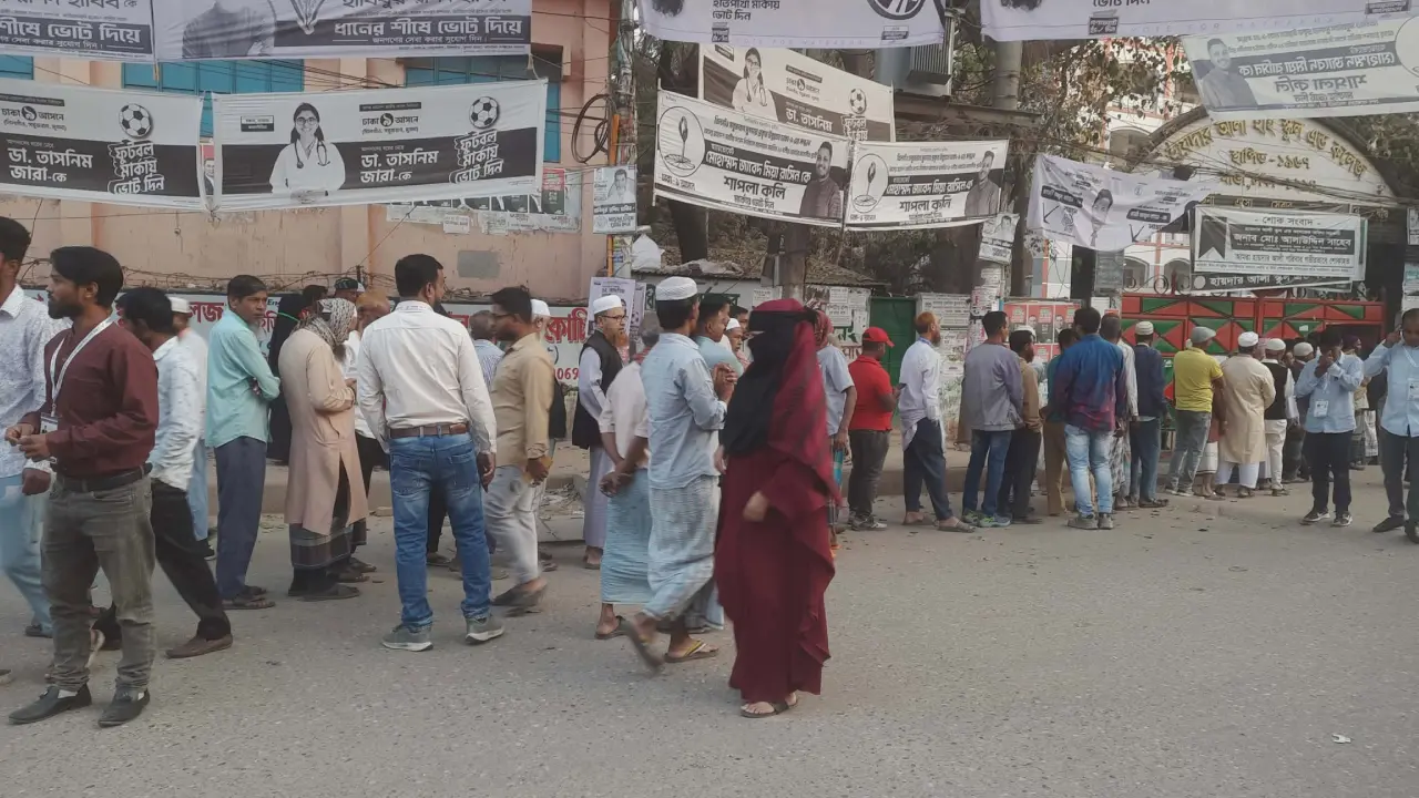 সকাল সকালই দীর্ঘ লাইনে ভোটারের ভিড়