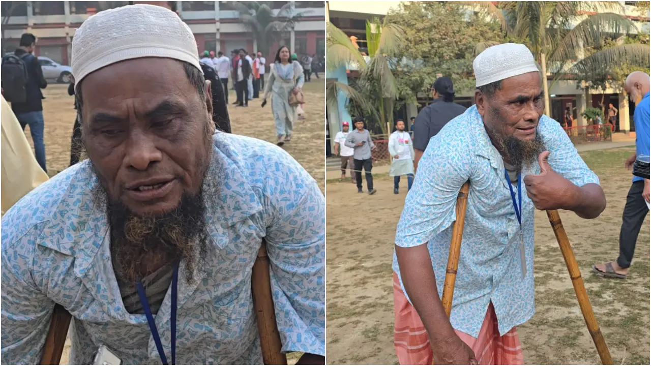 লাঠিতে ভর দিয়ে কেন্দ্রে প্রতিবন্ধী আবুল কাশেম, বললেন ‘ভোট পবিত্র আমানত’