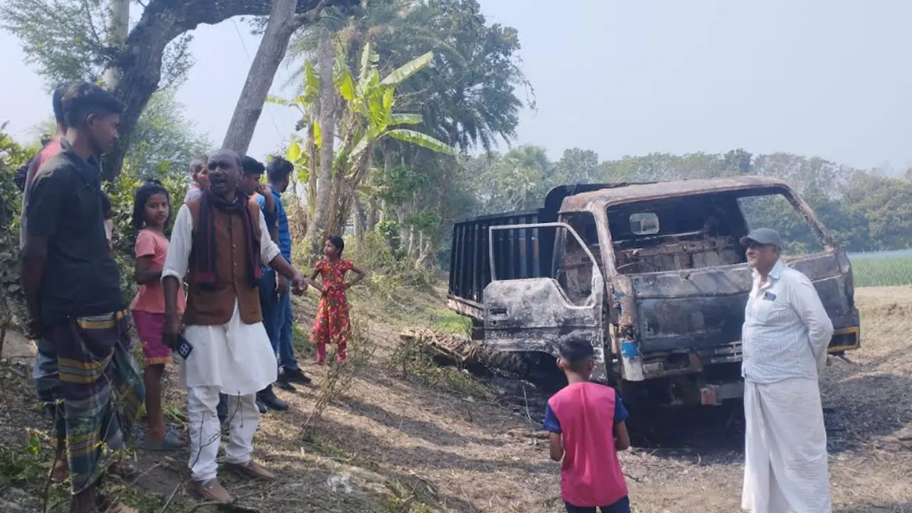 গরু চুরি করতে এসে ট্রাক ফেলে পালাল চোর, আগুন দিল জনতা