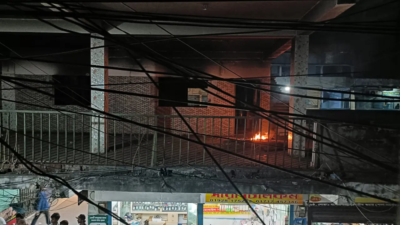 খুলনায় আ.লীগ কার্যালয়ে বিকেলে ‘জয় বাংলা’ স্লোগান, রাতে আগুন