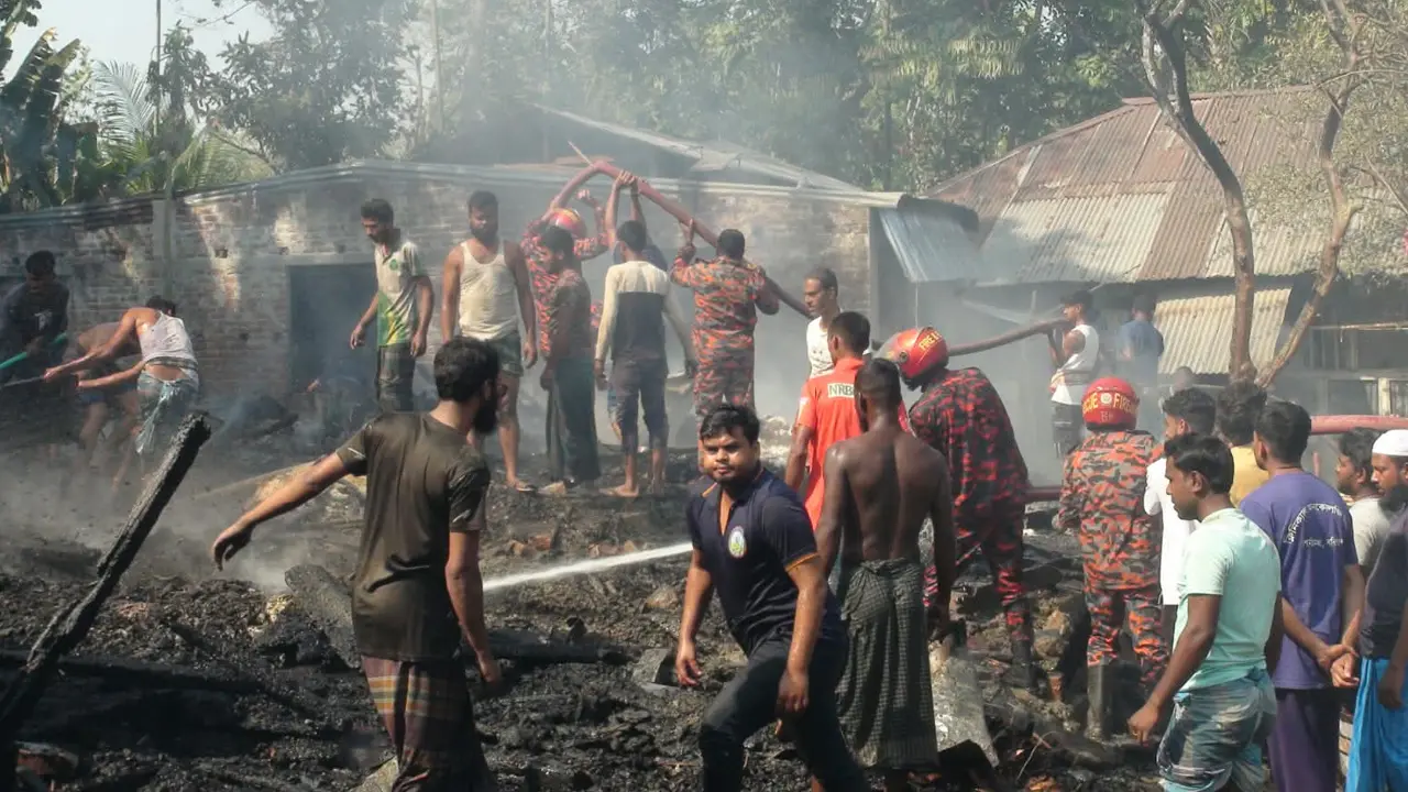 বরিশালে আগুনে পুড়ে ৩ বসতঘর ভস্মীভূত