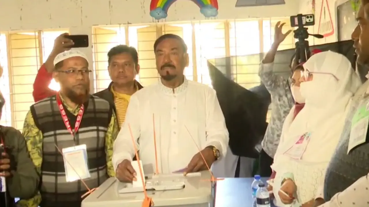 ১৭ বছর পর ভোট দিলেন বিএনপির প্রার্থী হাফিজ উদ্দিন আহমেদ