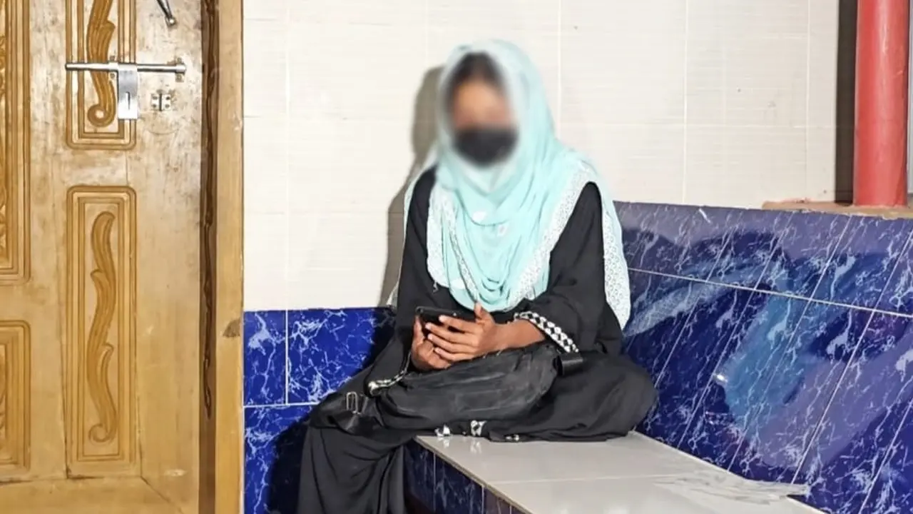ভোলায় বিয়ের দাবিতে প্রেমিকের বাড়িতে তরুণীর অনশন